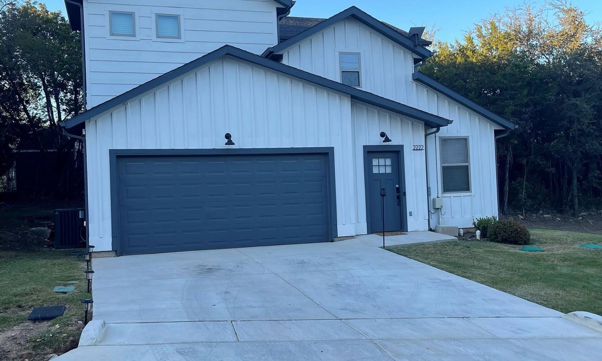 Granbury House | Charming 3-bedroom house Gated community Steps from the Lake