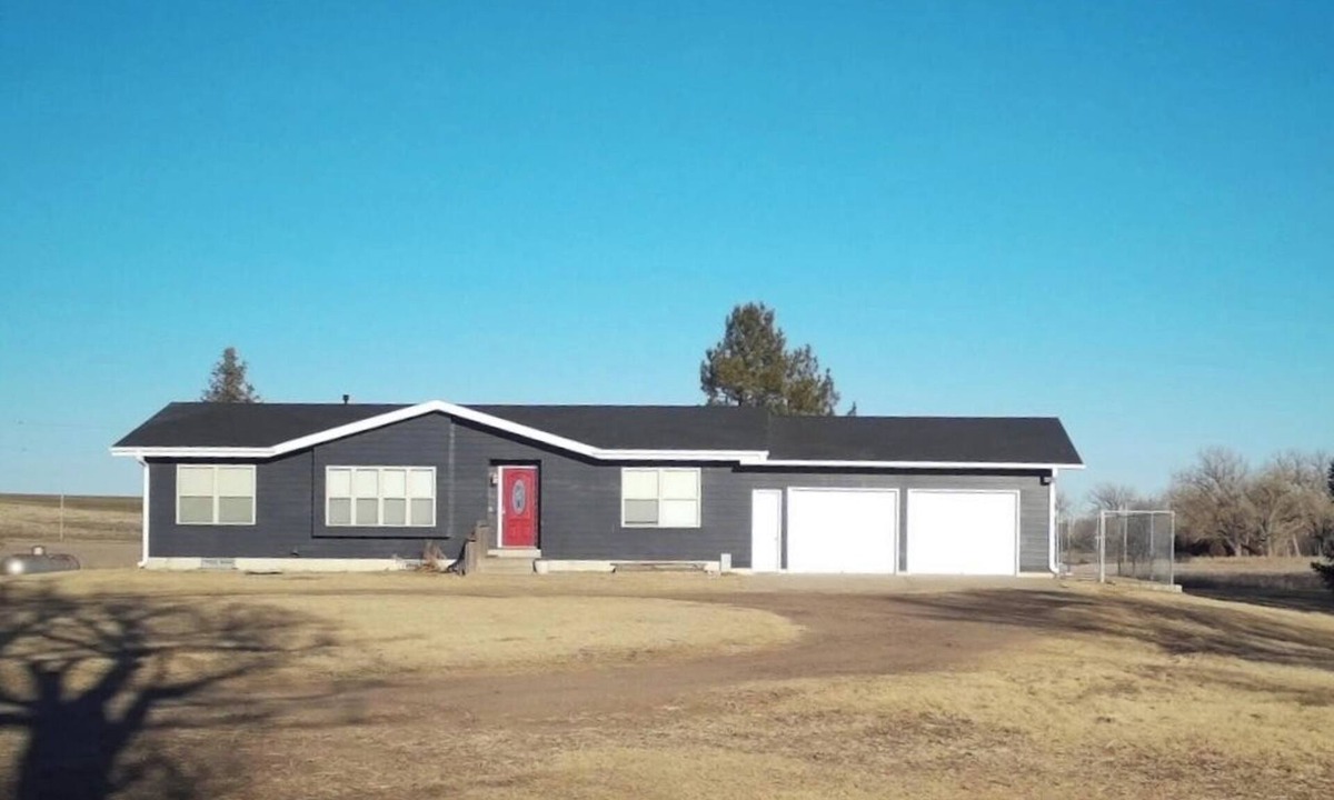 Sheridan County House | Charming 4 bedroom, 3 bath Country Home. Just minutes from Town