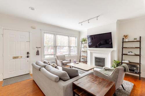 Oak Lawn House | Charming 4BR Duplex in Oak Lawn Private Backyard