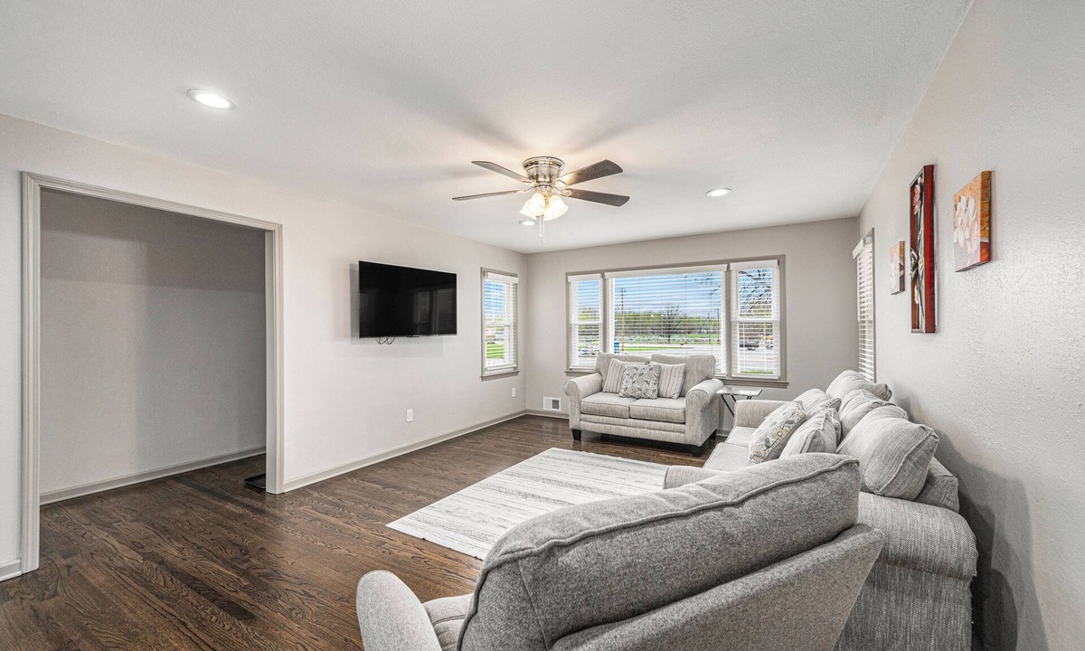 Smithville House | Charming 5-Bedroom B&B in Smithville – Newly Remodeled Gem!