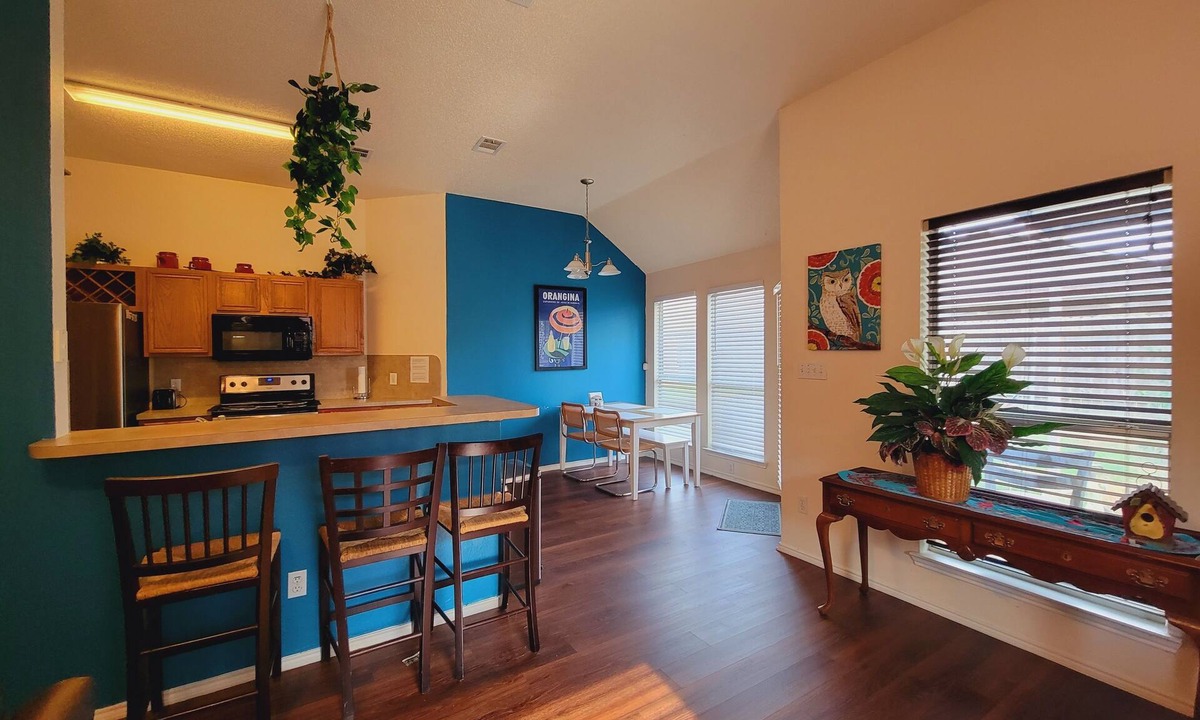 Denton Bed & Breakfast | Charming and Spacious Master Bedroom with Private Jacuzzi & Walk-In Closet