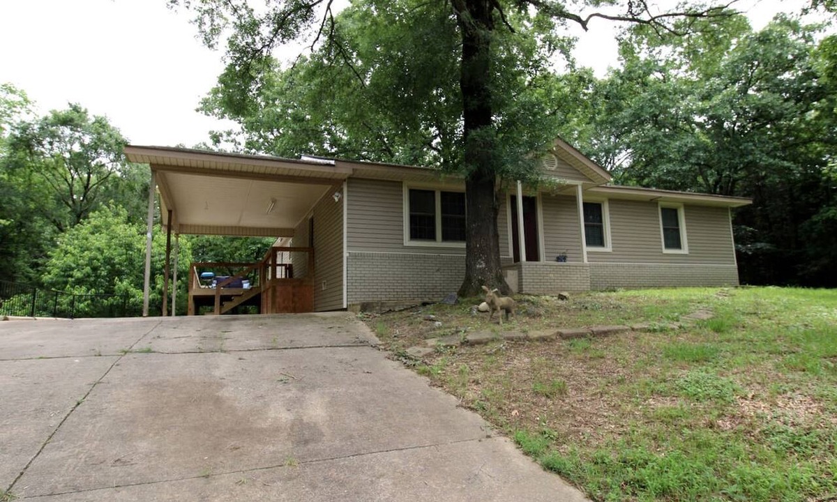 Mid America Cottage | Charming Cottage Nestled Amidst Trees in Hot Springs, Arkansas