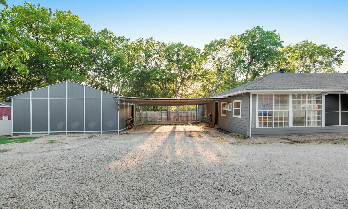 Denton Cottage | Charming cottage with WiFi and AC in the Artistic Denton.