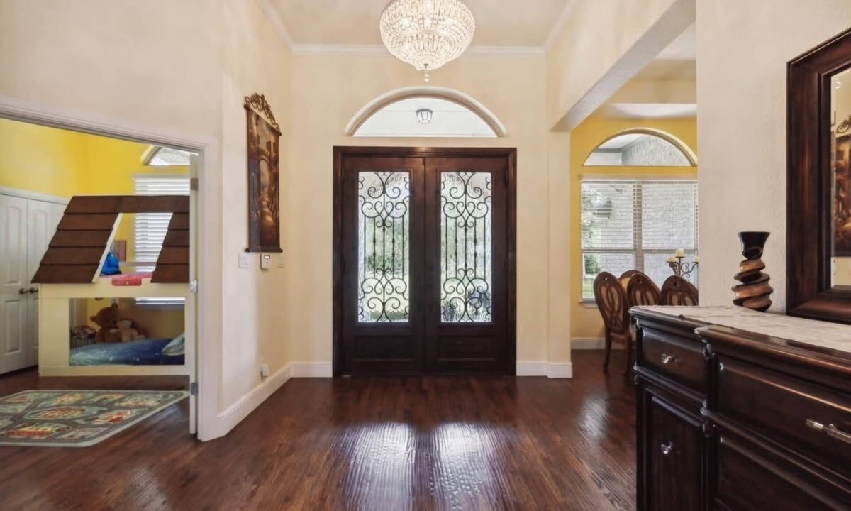 Johnson County House | Charming country mansion for a nice peaceful getaway