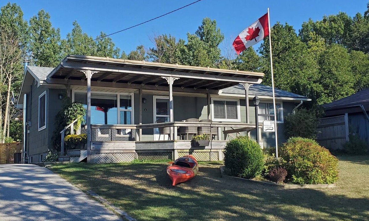 Saugeen Shores Cottage | Charming Lakefront Cottage with Spectacular Views