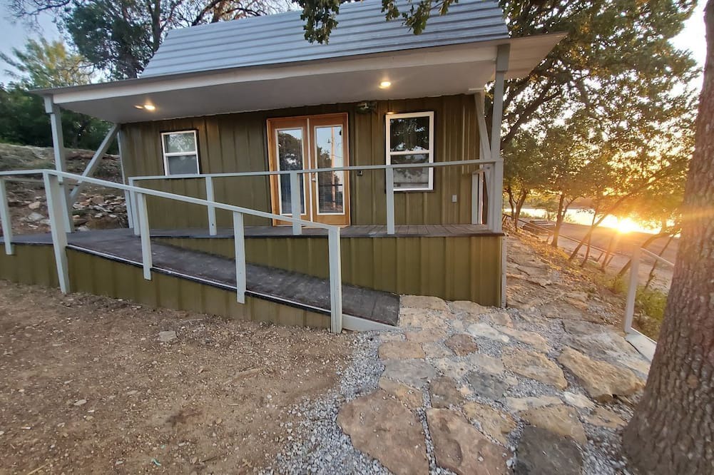 Cisco Cabin | Charming Lakefront Cabin with Sandy Beach Access & Fire Pit Near Lake Cisco, TX