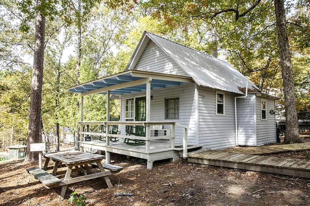 Zwolle Cabin | Charming Lakeside Cabin with Private Pond Access Near Zwolle, Louisiana
