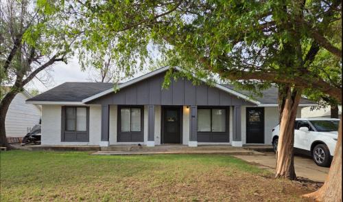 Altus House | Charming Midwest 3 Bedrooms 2 Bathrooms