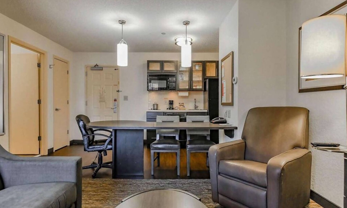 West Des Moines Hotel | Charming Oasis in the Heart of West Des Moines! Full Kitchen, Pets Allowed!
