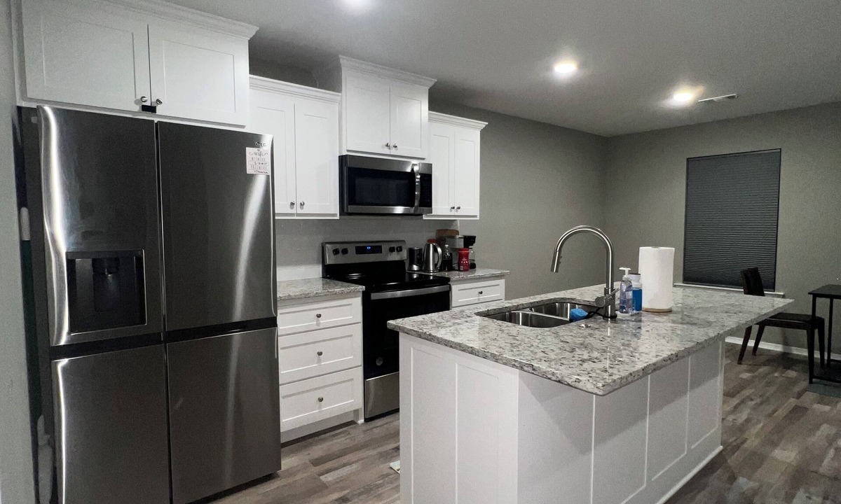 Beebe House | Charming private 1-bedroom with privacy fence backyard shared bathroom