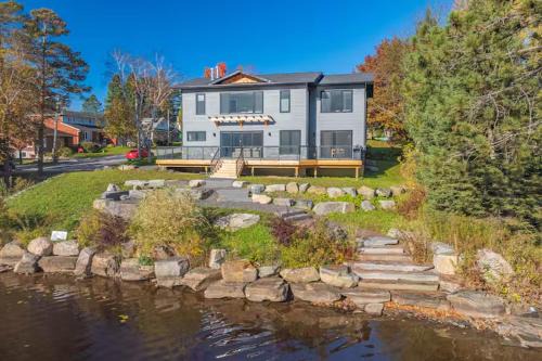 Huntsville House | charming riverside retreat