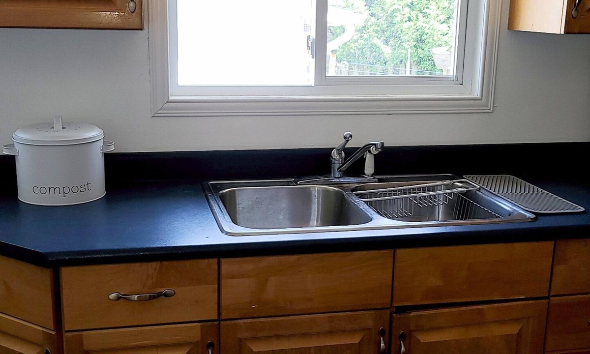Inner Harbour House | Cheerful 2 bedroom downtown house with parking