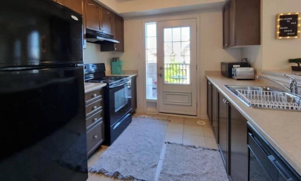 Milton House | Cheerful and Cozy 2 Bedroom 2 Bathroom Townhouse