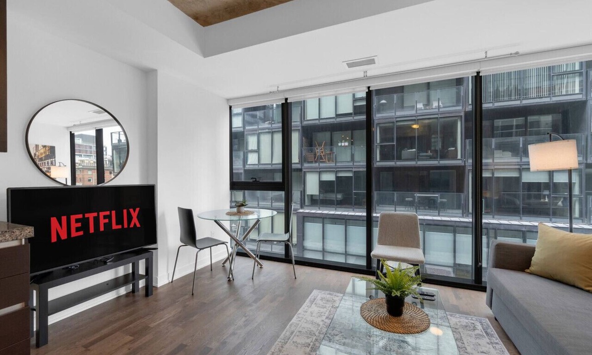 Wellington Place Hotel | Chic 1BR - Lively King West - Downtown