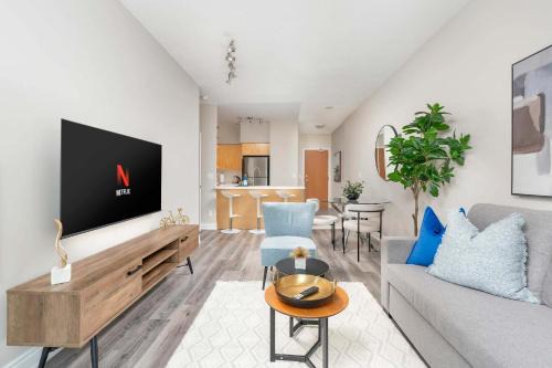 Fort York Apartment | Chic 1BR Patio Suite Scenic CN Tower View