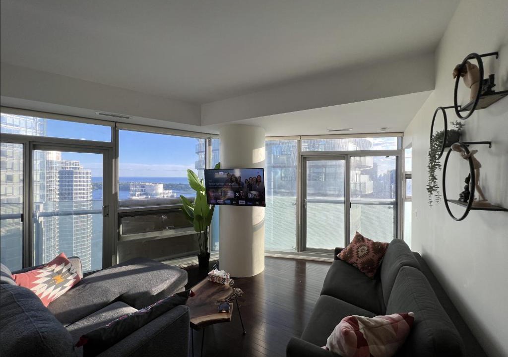 Toronto Entertainment District Apartment | Chic 2 Bedroom 2 Bathroom Panoramic CN Tower Views Condo With Free Parking