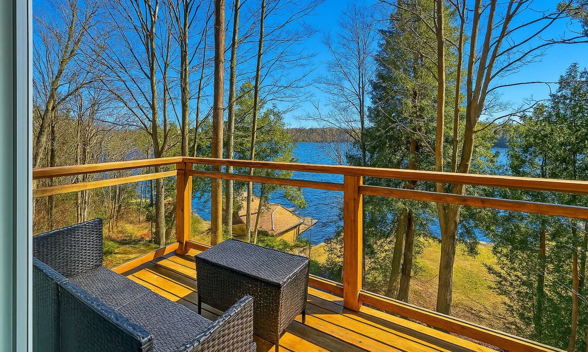 Whitchurch-Stouffville House | Chic Lakefront Summer Escape