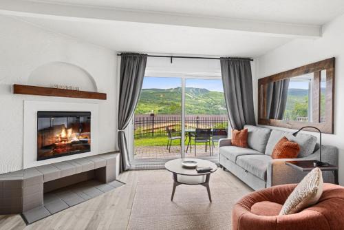 Mont-Tremblant House | Chic One-Bedroom Condo With Partial Lake View