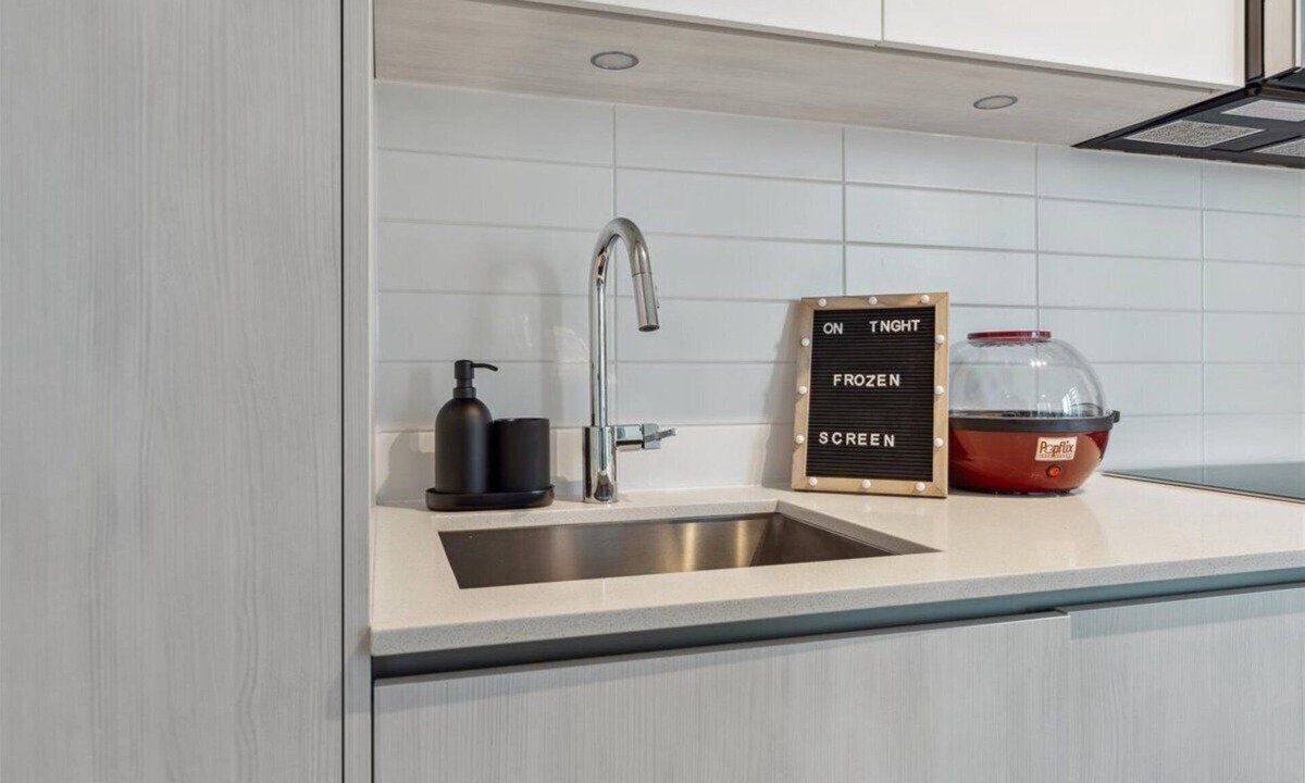 Wellington Place Apartment | Chill Island - CN Tower Vibes downtown Toronto with 3 bedrooms & free parking!