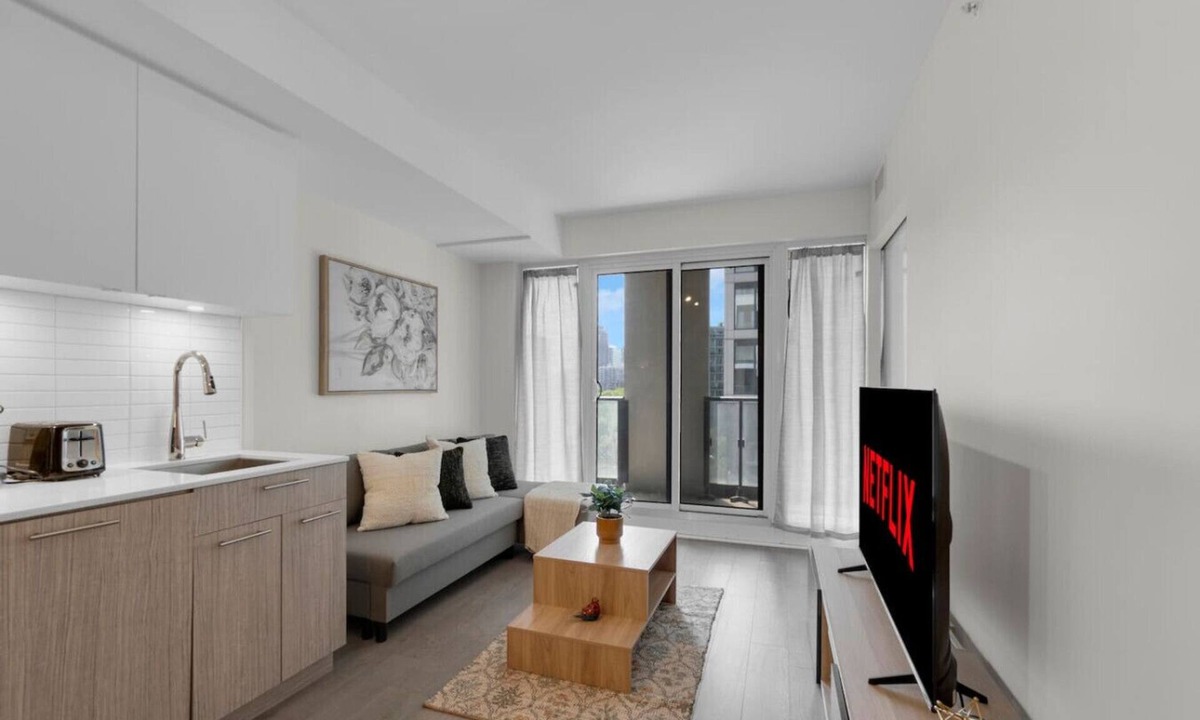 Garden District Hotel | City Center - Walkable 2BR - 5 min to Eaton Centre