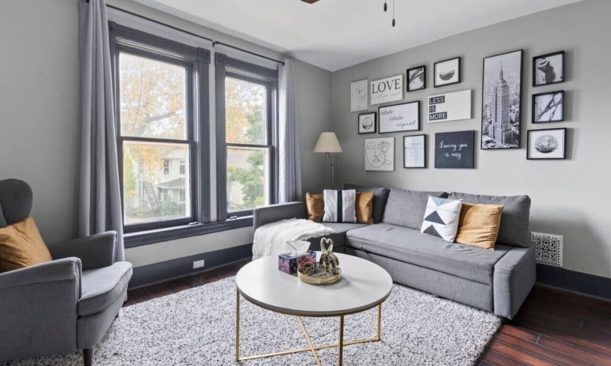 Windsor Apartment | Clean and spacious 3BR DT Windsor Laundry and parking