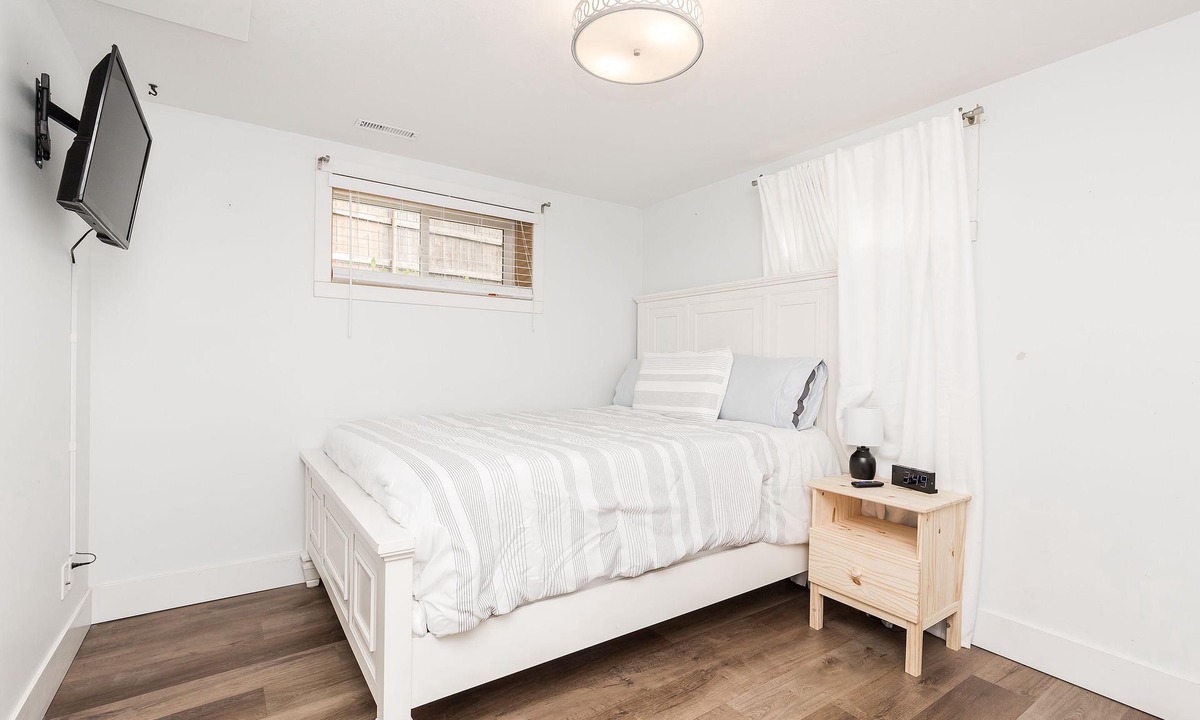 Lethbridge House | Clean westside basement suite, 5 minutes from U of L! Easy highway access!