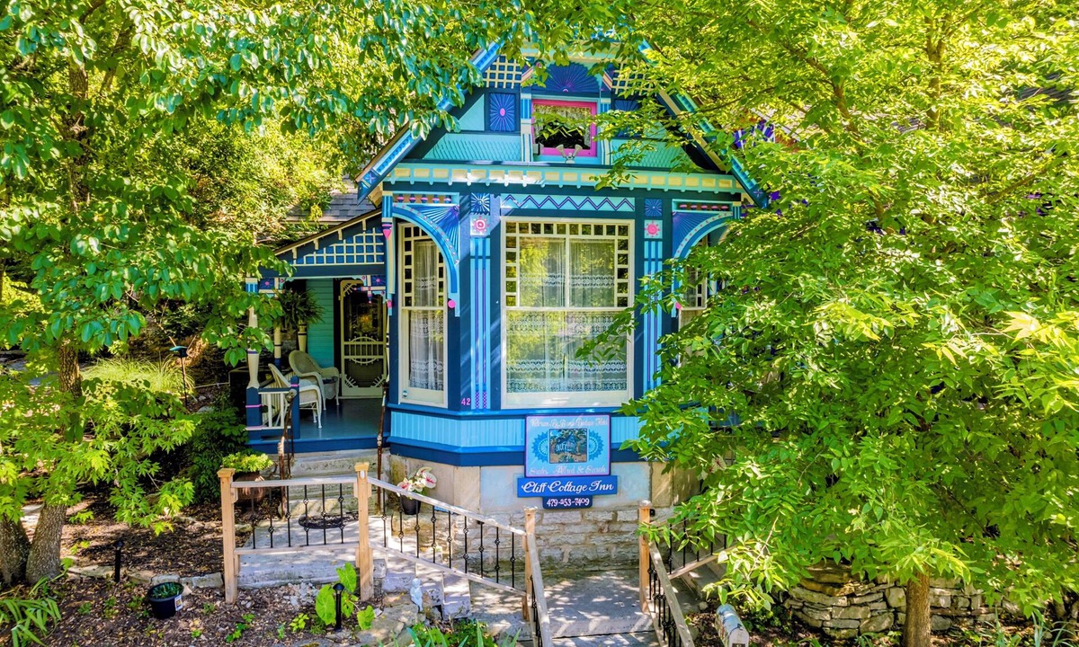 Eureka Springs Historic District Bed & Breakfast | Cliff Cottage Inn - Downtown Bed & Breakfast