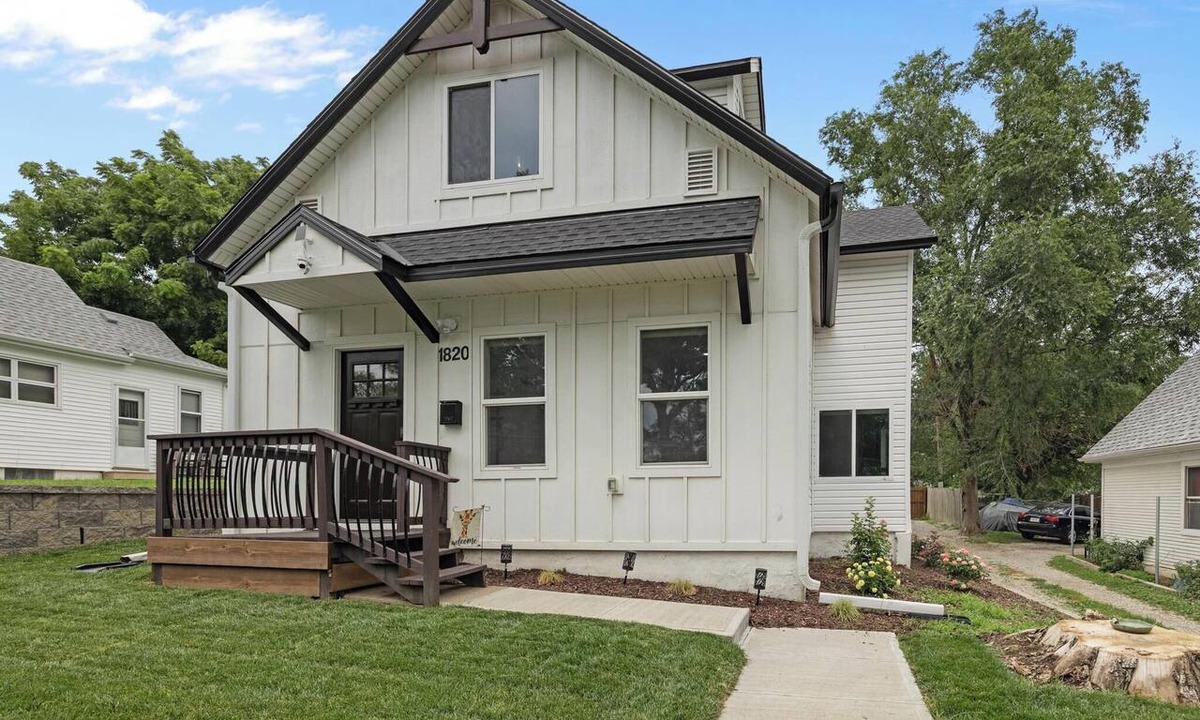 Omaha House | Close to Everything Omaha - Spacious 5BR Retreat