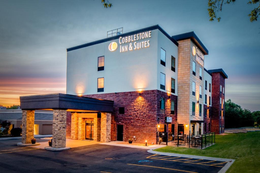 Fairfield Bay Hotel | Cobblestone Inn & Suites Fairfield Bay