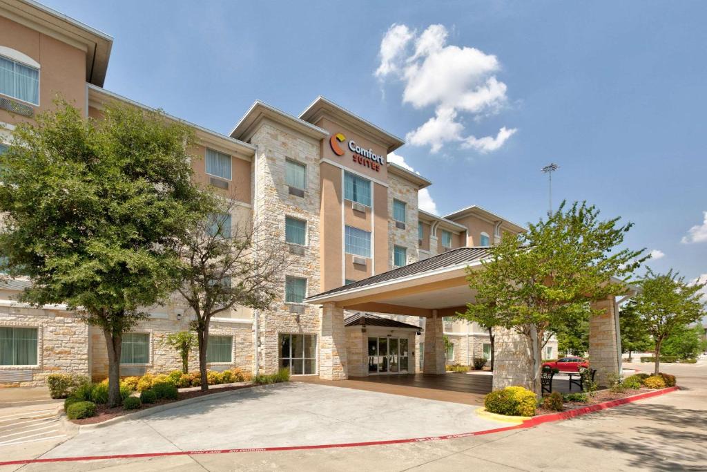 Central Arlington Hotel | Comfort Suites Arlington - Entertainment District