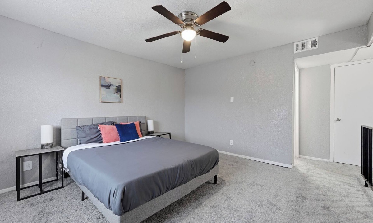South Arlington Apartment | Comfortable 1BR townhome with full kitchen