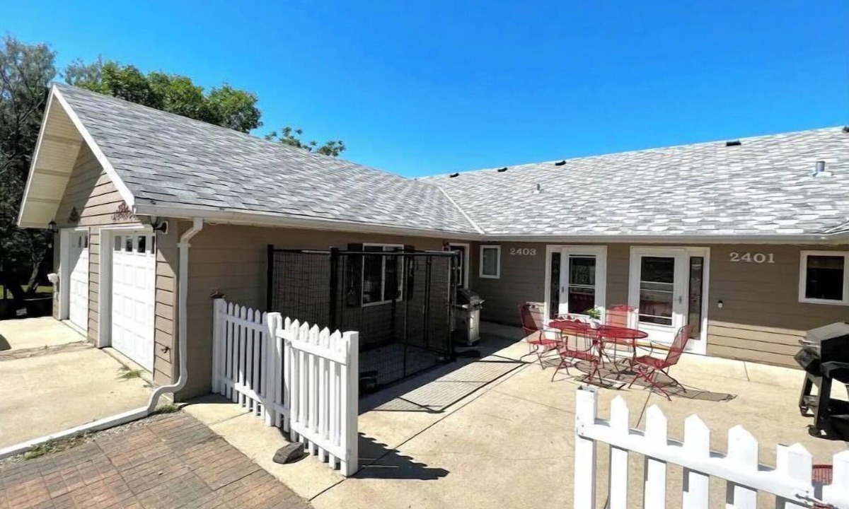 Pierre House | Comfortable 3 bed/3 bath/garage overlooking Pierre