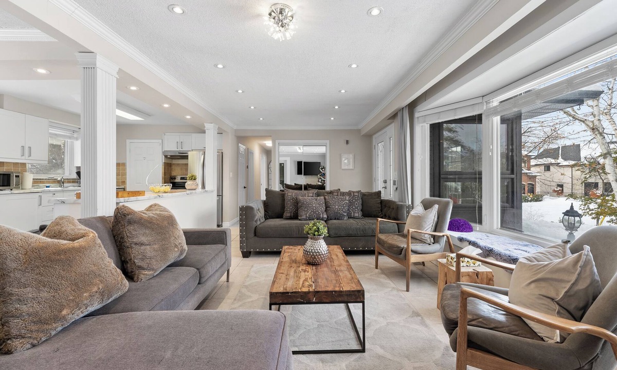 Richmond Hill House | Comfortable 3 Bedroom/2 Bathroom Bungalow in heart of Richmond Hill/sleep 6