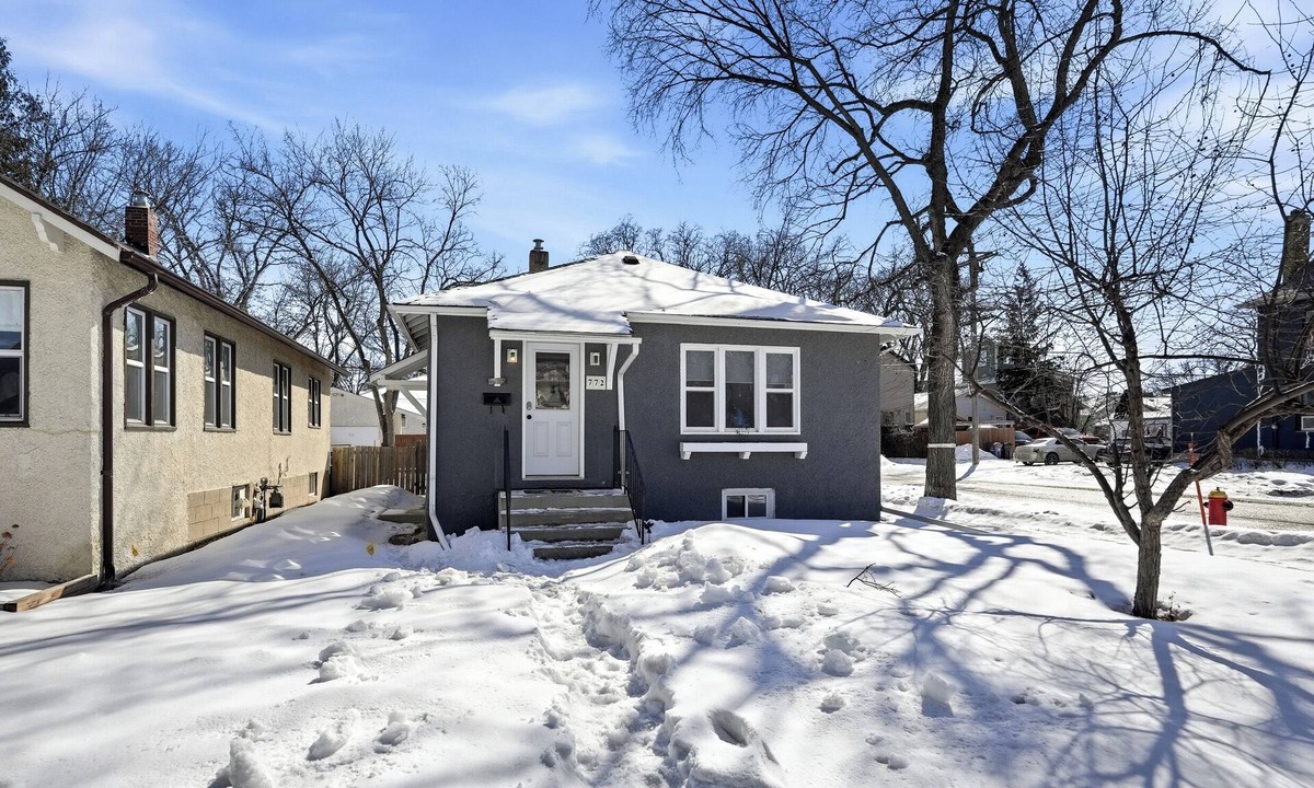 Winnipeg House | Comfortable Crescentwood Bungalow | 3 Bed | 2 Bath |