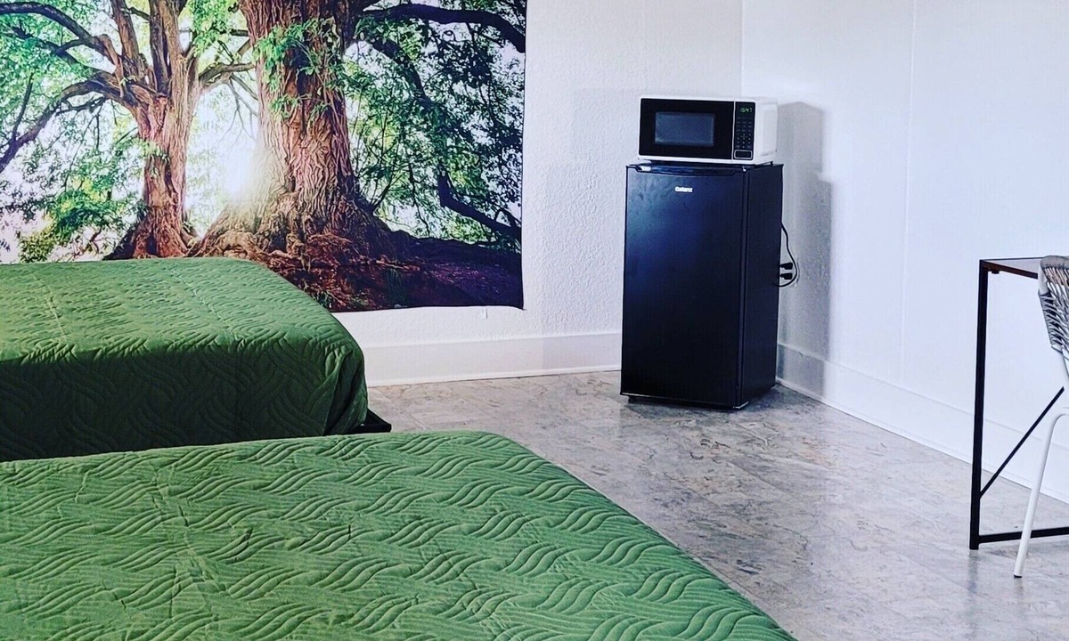 Davis House | Comfortable, modern room with 2 Queen Beds