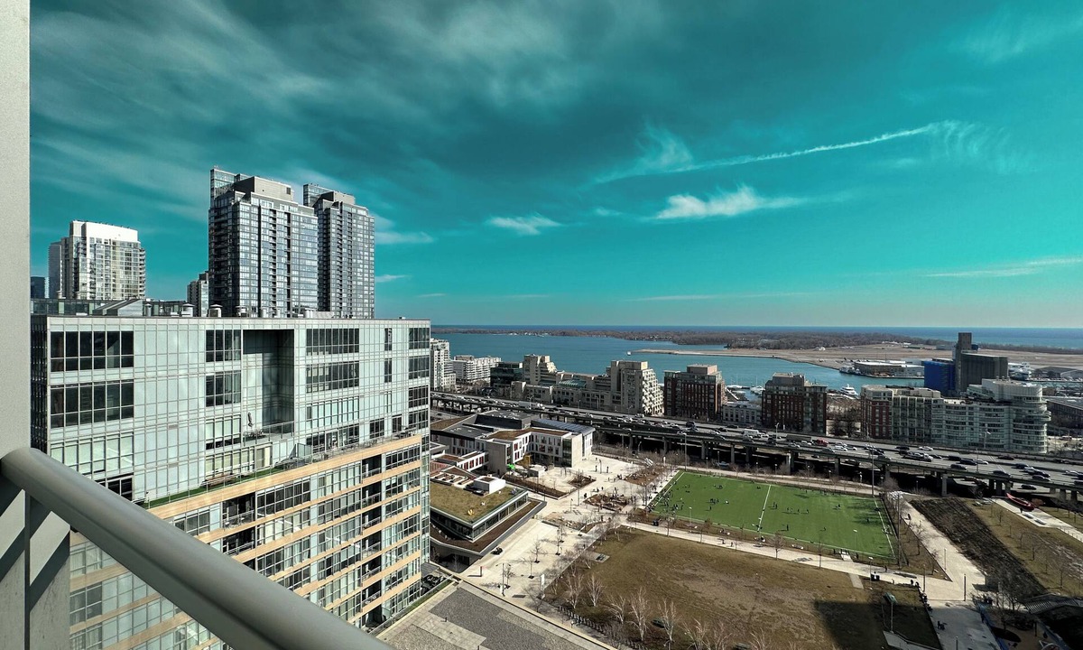 CityPlace Apartment | Comfy 2-Beds in Downtown Toronto with free parking and Lakeview