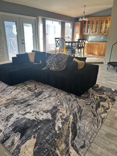 Edmond Villa | Comfy Edmond home, near OKC, 3 beds, Wi-fi, 4 TVs, cold AC, & central heat, fully fenced backyard