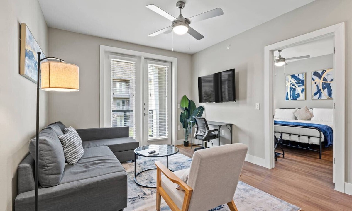 Fort Worth Apartment | Comfy King bed | Pool + Gym + Parking + Stockyards