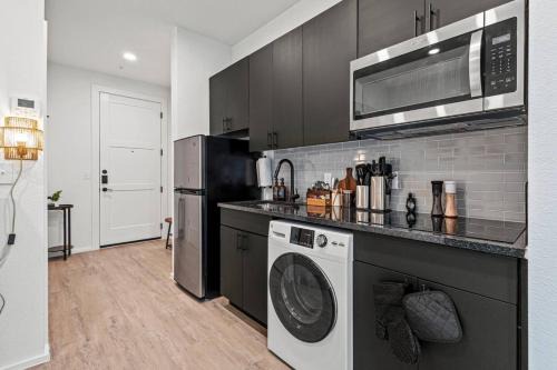 Oak Cliff Apartment | Comfy Suite Bishop Arts Gym, Yoga and Game Rooms
