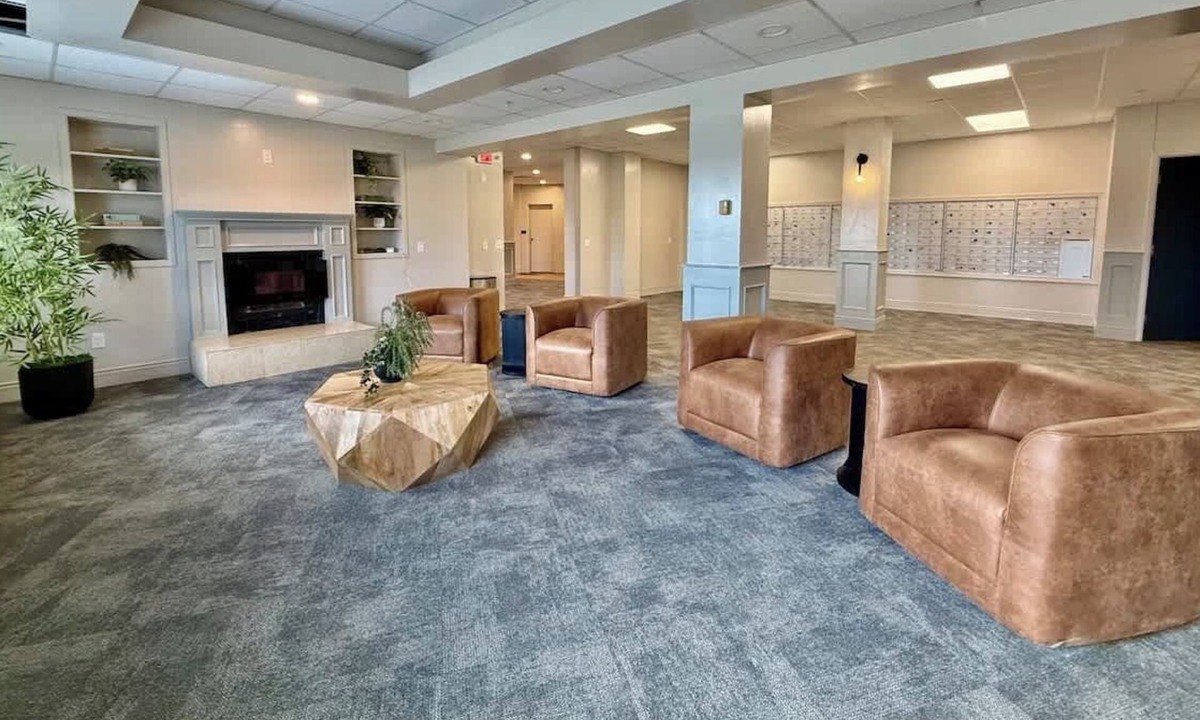 North Central Omaha Apartment | Convenient Stay with Gym and Pickleball Fun