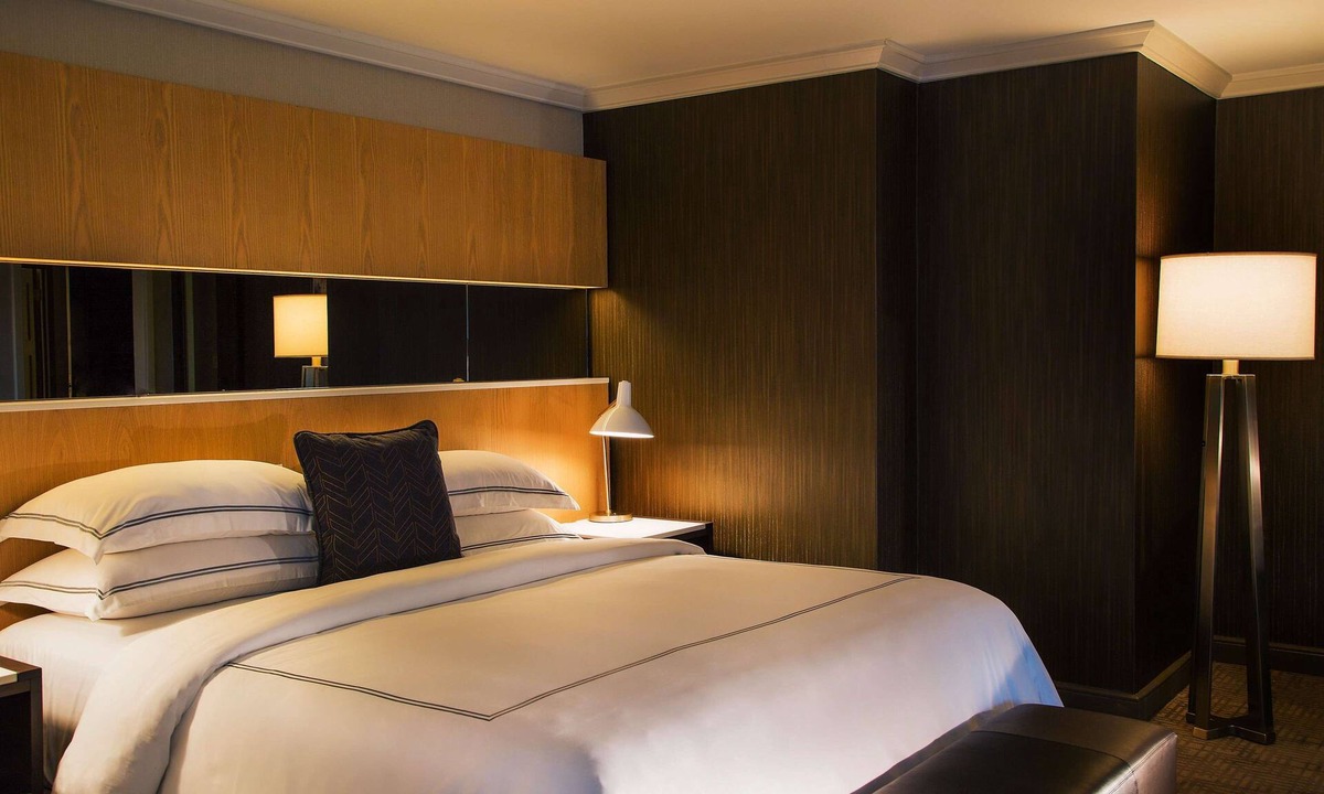 Bloor-Yorkville Hotel | Cosmopolitan Charm: Fine Dining, City Proximity, and Luxury Accommodations