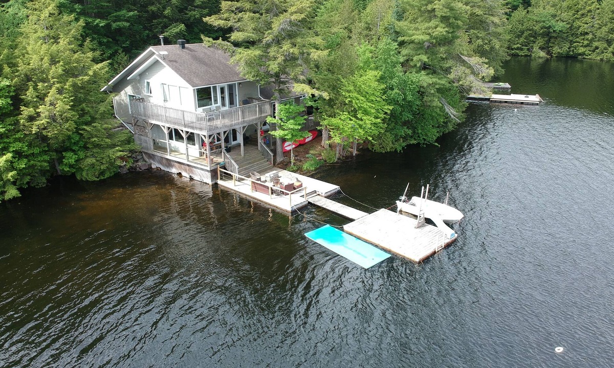 North Kawartha Cottage | Cottage on the lake! Beautiful 4 bedroom + 3 bath!
