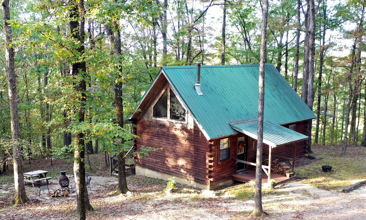 Bismarck Cabin | Couples/Family Secluded Getaway Near Hot Springs-Jacuzzi Overlooking Mountains!