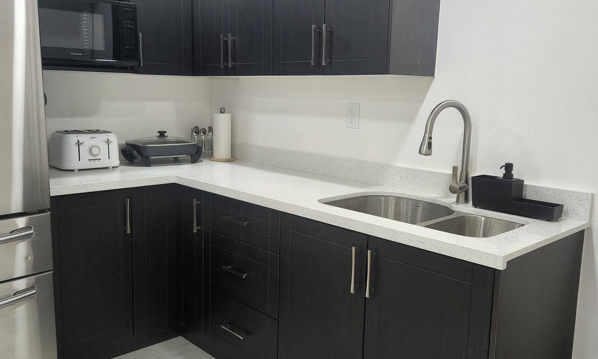 Halton Regional Municipality House | Cozy 1 bedroom unit - Well spaced & free parking.