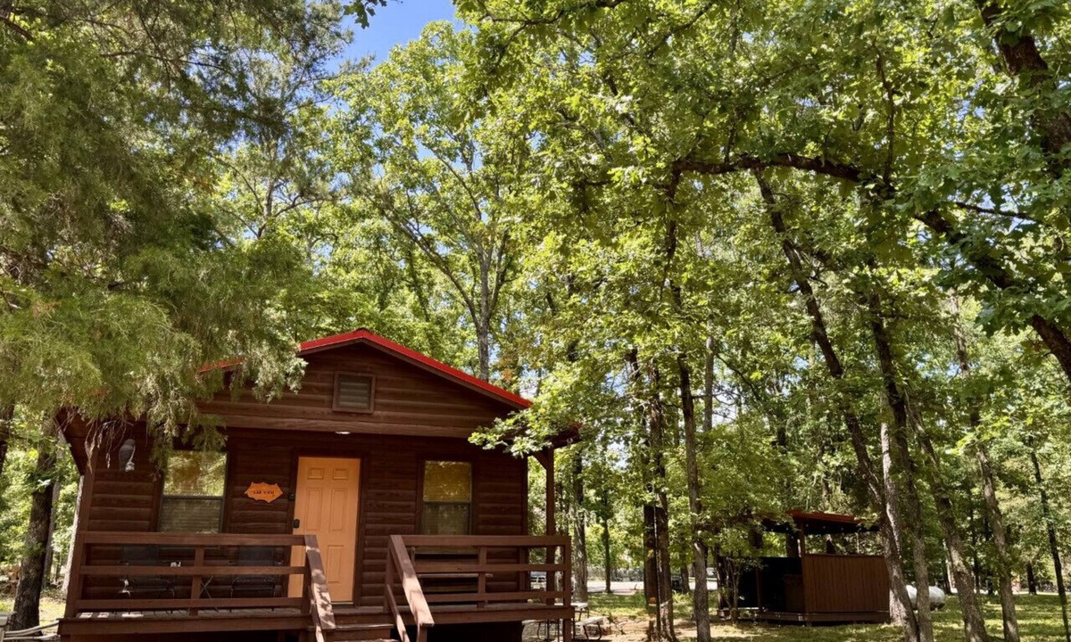 Hochatown Cabin | Cozy 1BR Cabin w/Private Hot Tub Near Broken Bow