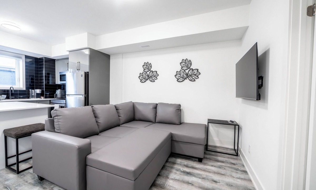 Niagara Falls Apartment | Cozy 1BR with Parking, Only 7 Mins to The Falls and Sleeps 3!