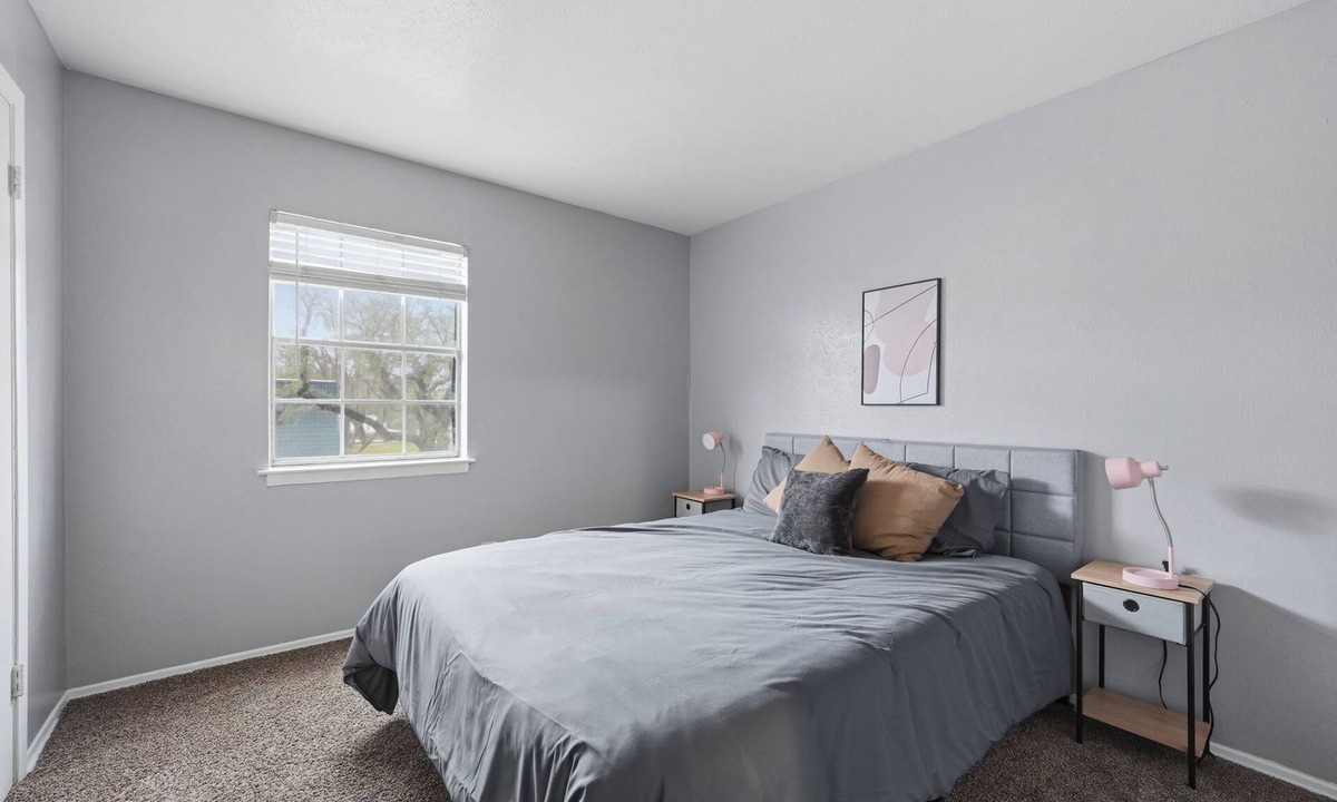 South Arlington Apartment | Cozy 2BR townhome with open living space