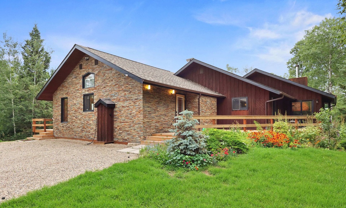 Onanole Cottage | Cozy 3BR Lakefront Retreat Featuring Sauna, Hot Tub, Kayaks