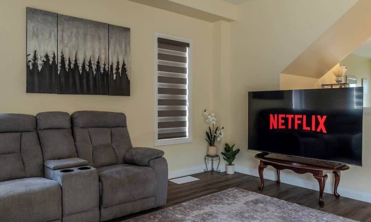 Niagara Falls House | Cozy 4BR/3BA Retreat - 4 Parking spaces-Sleeps 8!