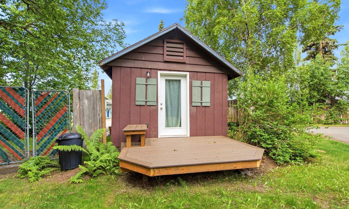 Northeast Anchorage Apartment | Cozy Anchorage Cabin, Full Kitchen & Deck